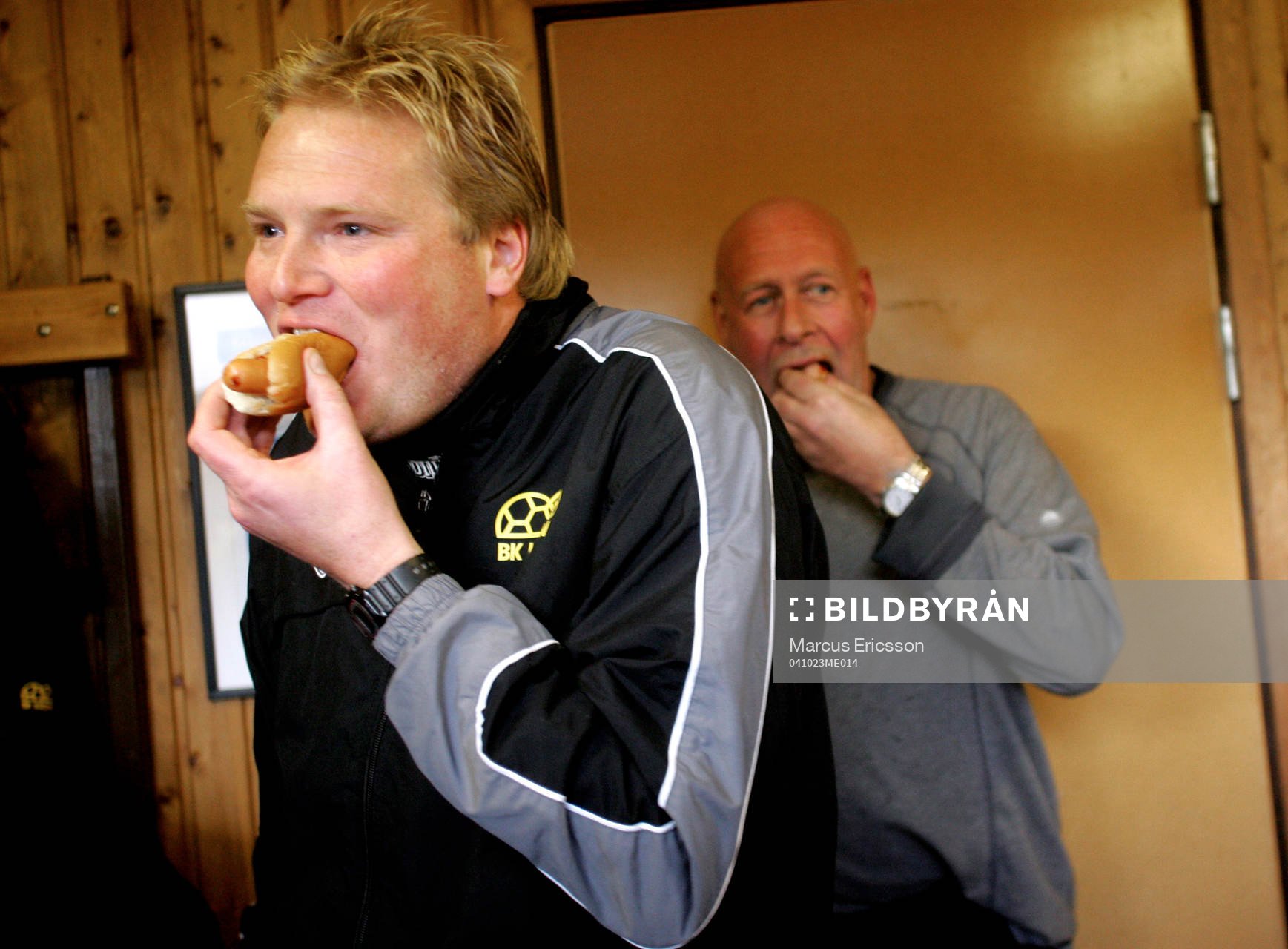 Jörgen Lennartsson, tränare Häcken firar med en varmkorv