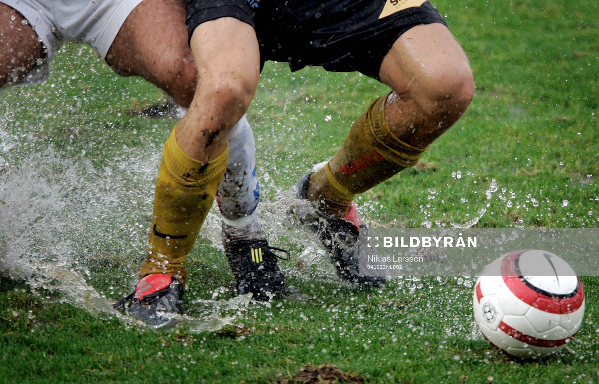 fotboll eller vattenpolo?? Fötter och boll
