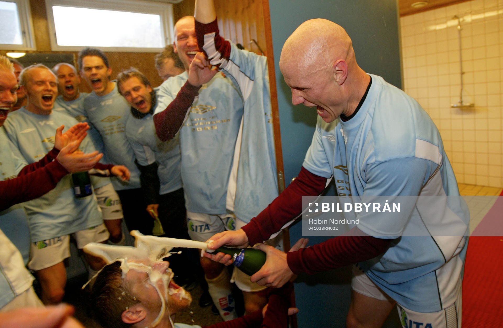 Jubel i Gefle, Mikael Edvardson sprutar champagne