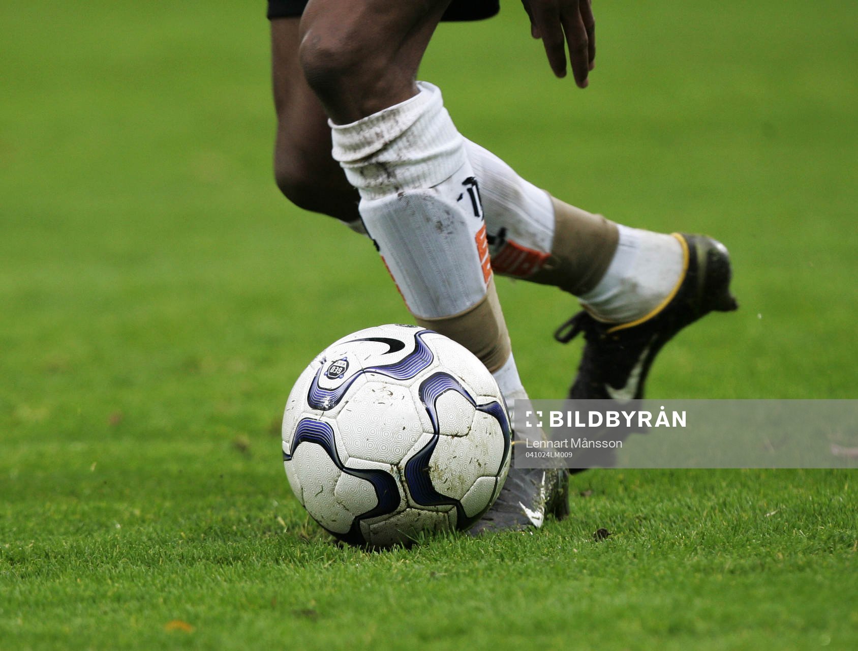Fot, boll, tillslag på bollen, fotbollsskor