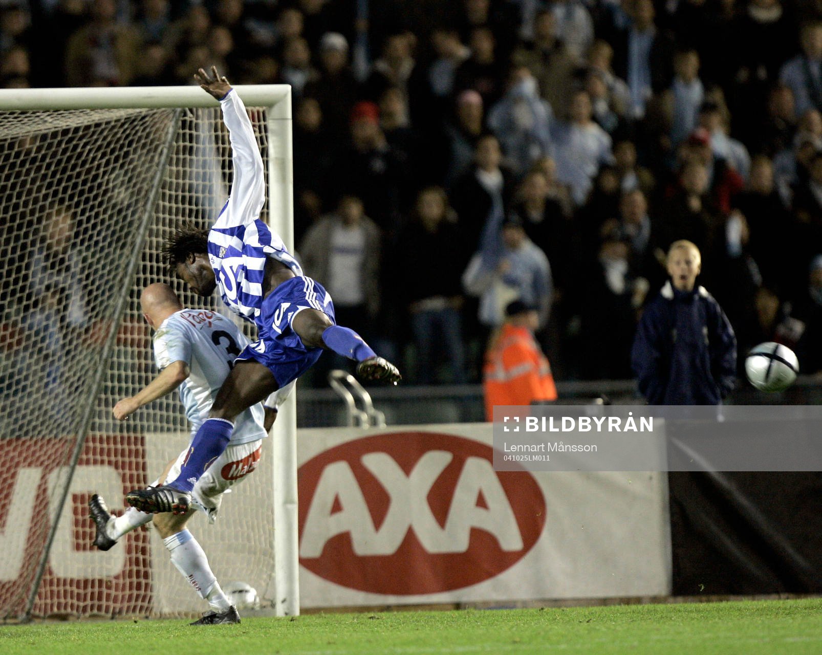 Nära att Peter Ijeh nickar in 2-2