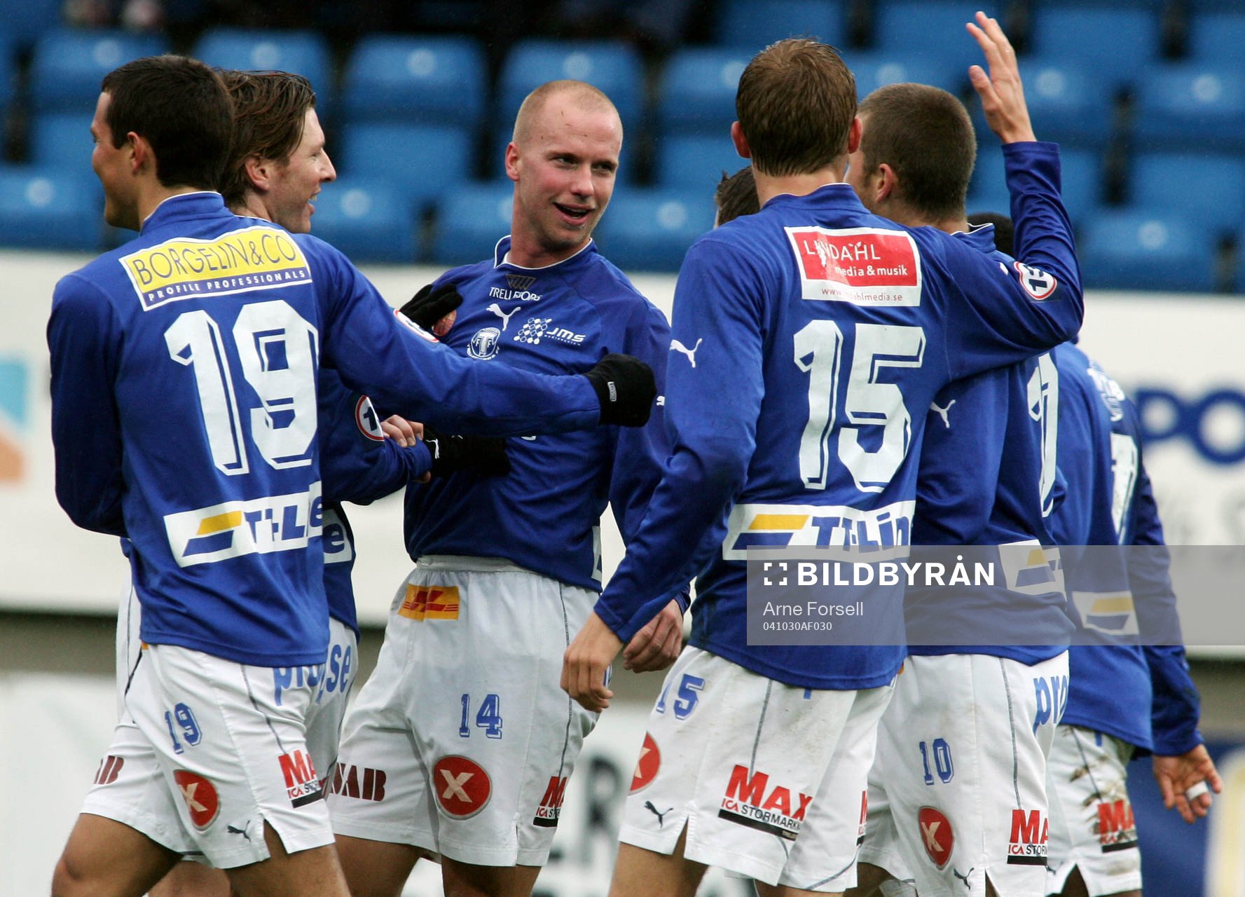Johan Laursen, i mitten, klappaas om