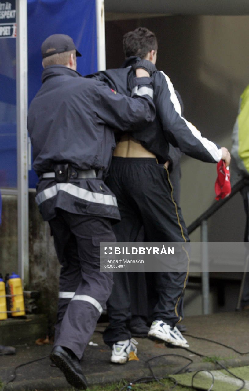 En supporter kastas ut