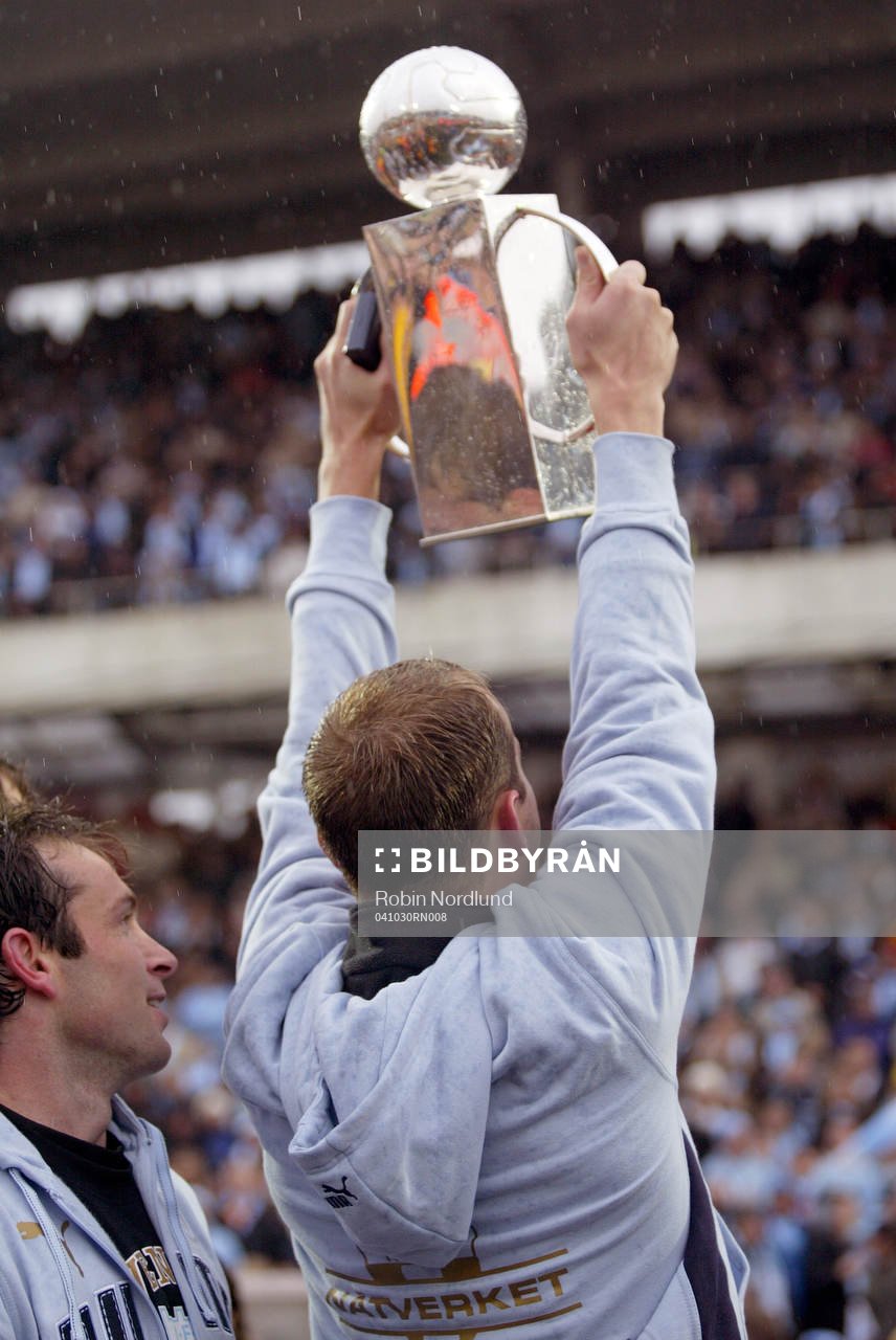 Jon Inge Höiland höjer segerpokalen, pokal. (SM-guld,