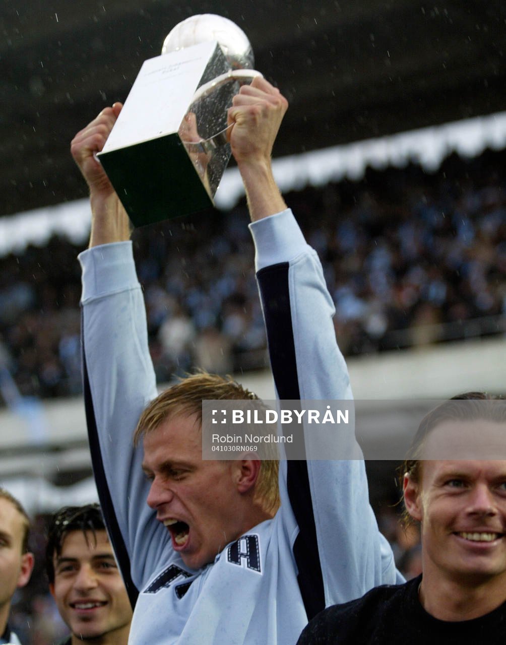 Mattias Asper höjer pokalen. Malmö FF (SM-guld, guld,