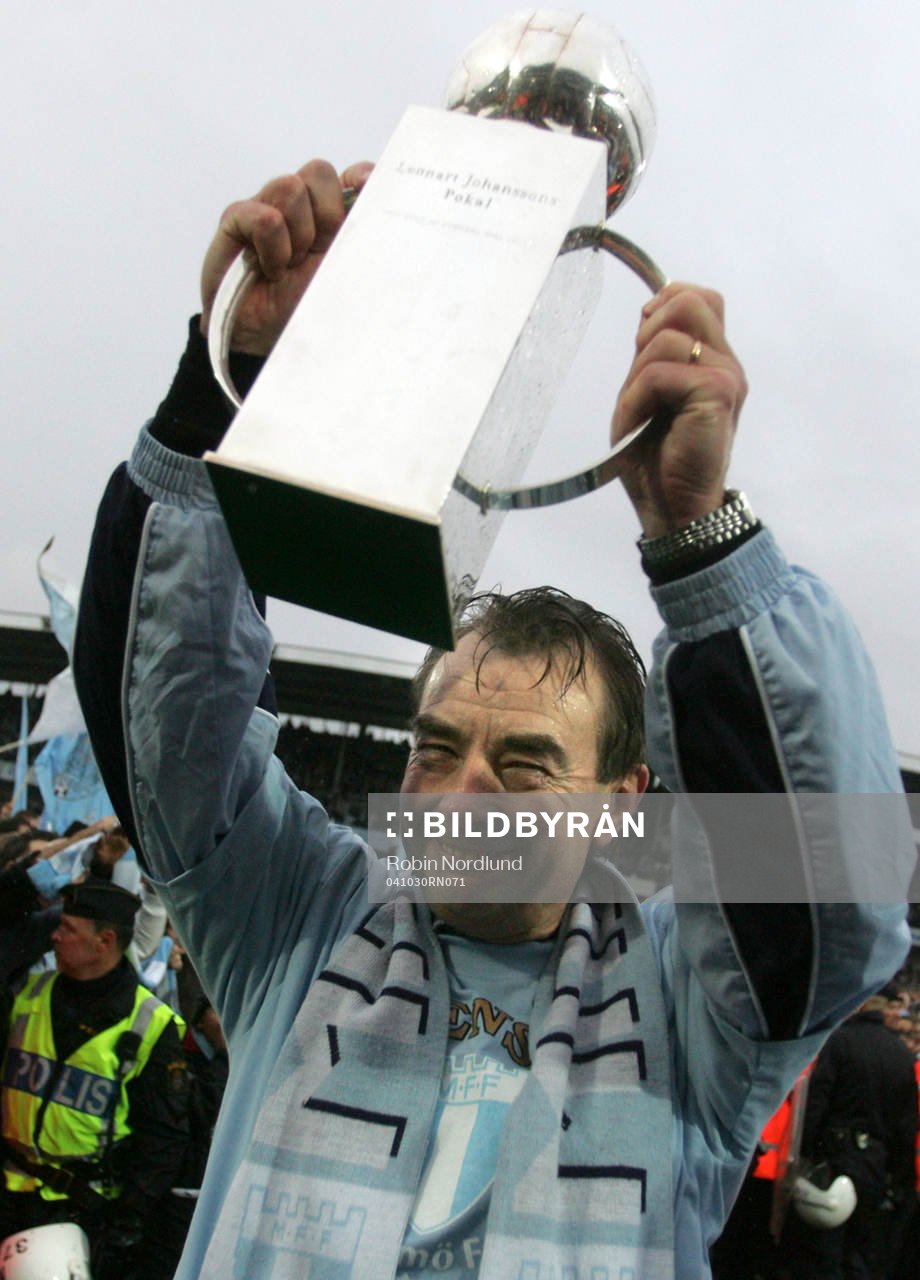 Tom Prahl, tränare,  höjer pokalen. Malmö FF (SM-guld,