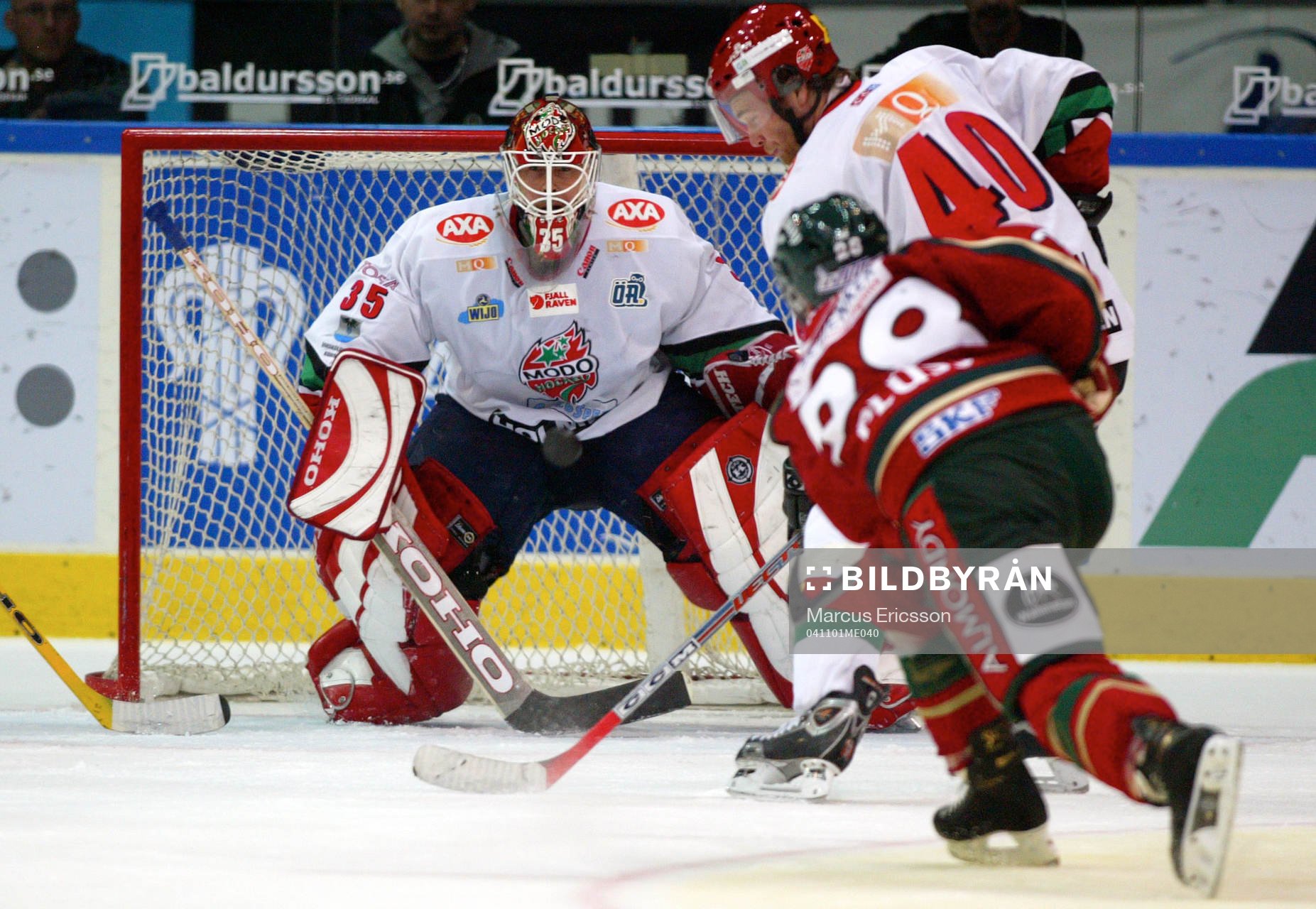 Martin Plüss, Frölunda drar på ett skott på Tommy Salo,