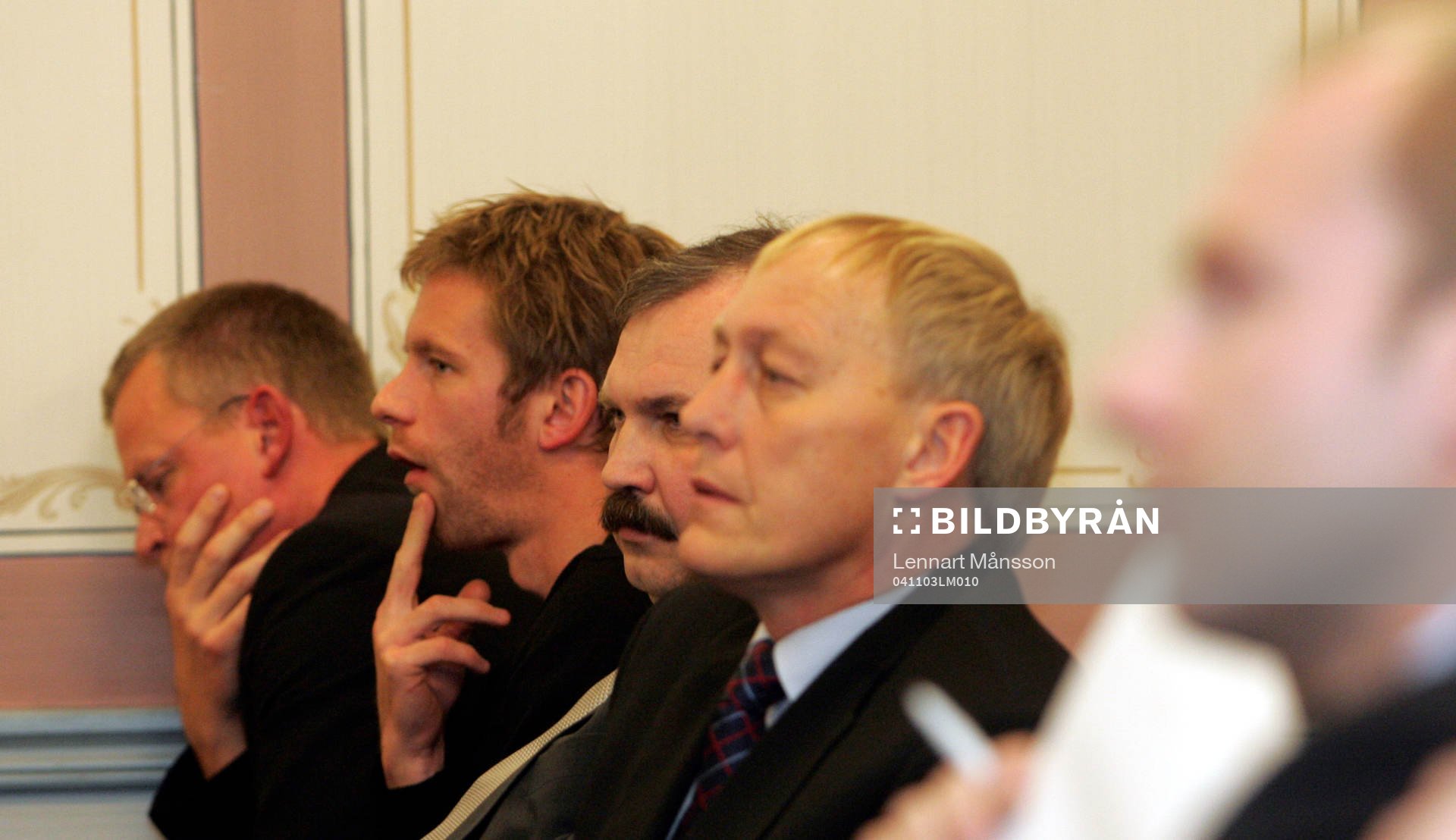  Halmstad tränare Jan Andersson, Tommy Jönsson, Mikael Kaller och ordförande Bengt Sjöholm - och i förgrunden Håkan Mild, IFK Göteborg.
© Bildbyrån  - 61735