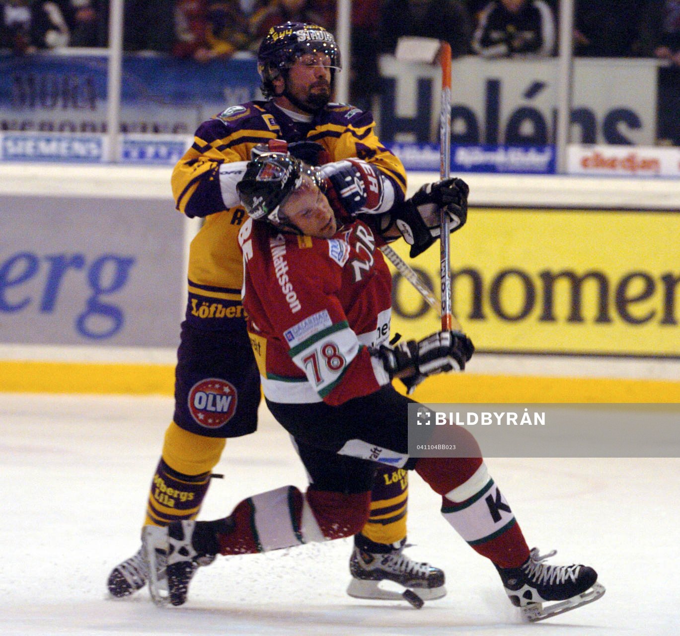 Sheldon Souray, Färjestad, trycker till Mikael Simons, Mora