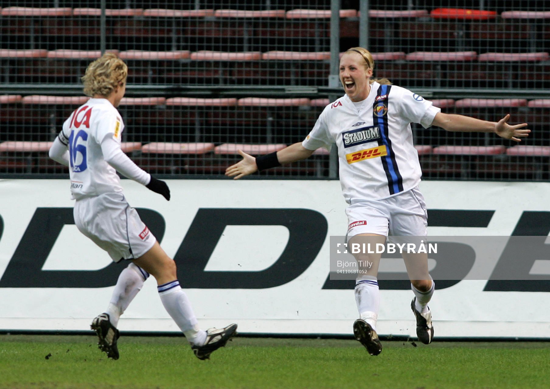 Victoria Svensson på väg att gratulera Sara Johansson,