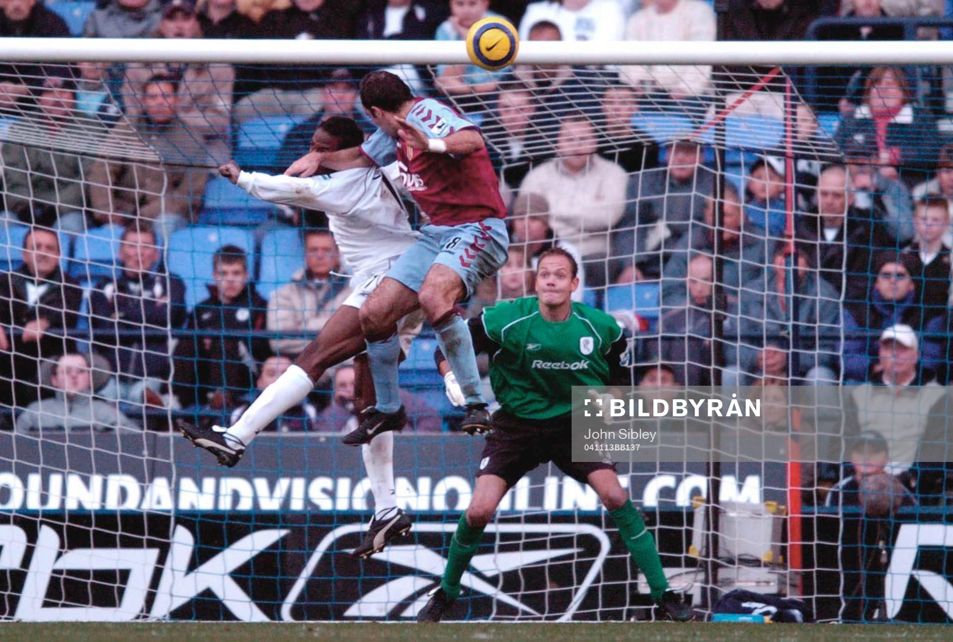 Gavin McCann, Aston Villa försöker med skott på Boltons
