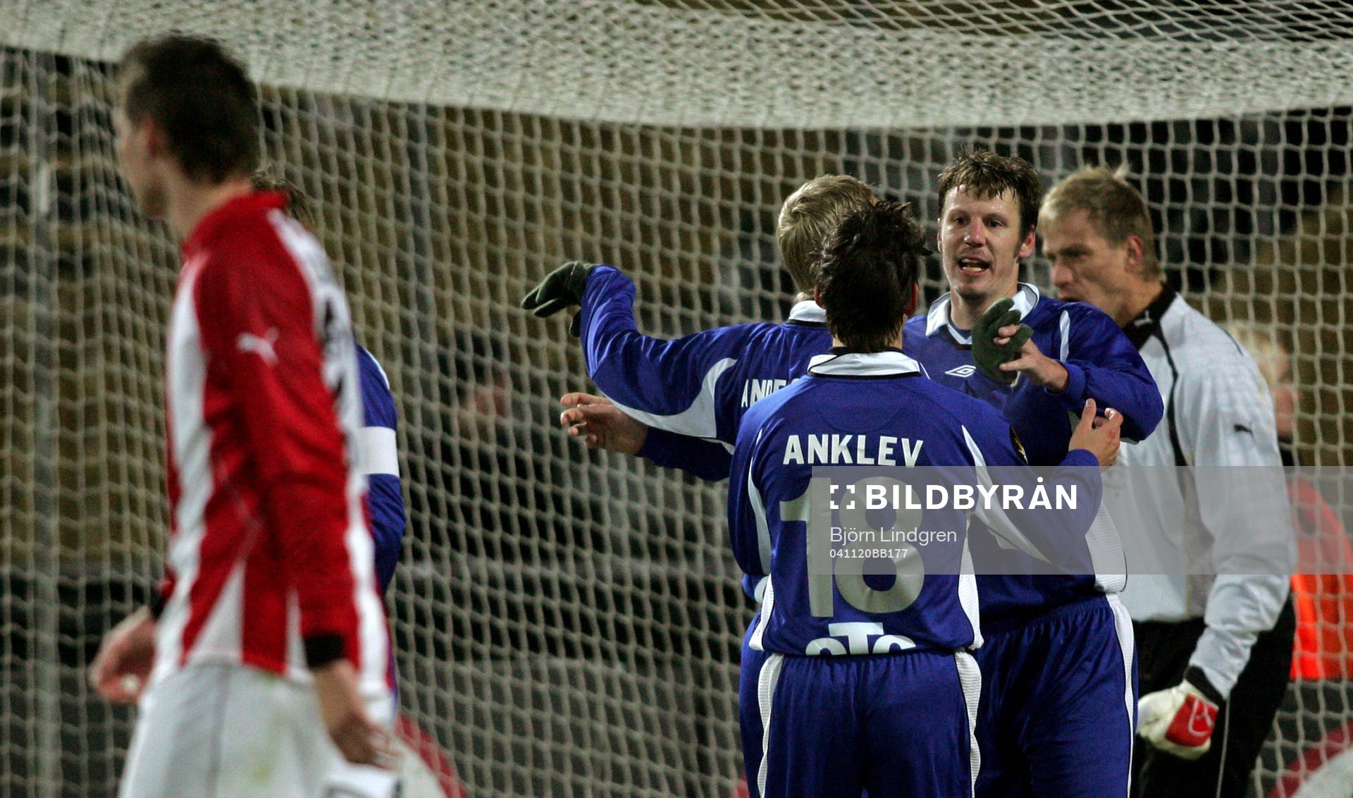 Björn Anklev och Magnus Andersson gratulerar Joel