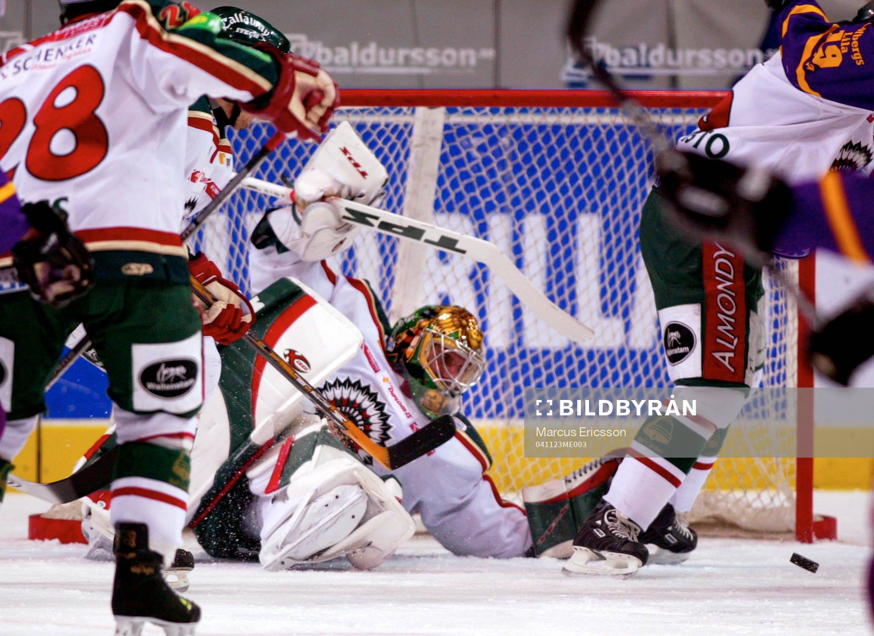 Henrik Lundqvist, målvakt Frölunda slänger sig