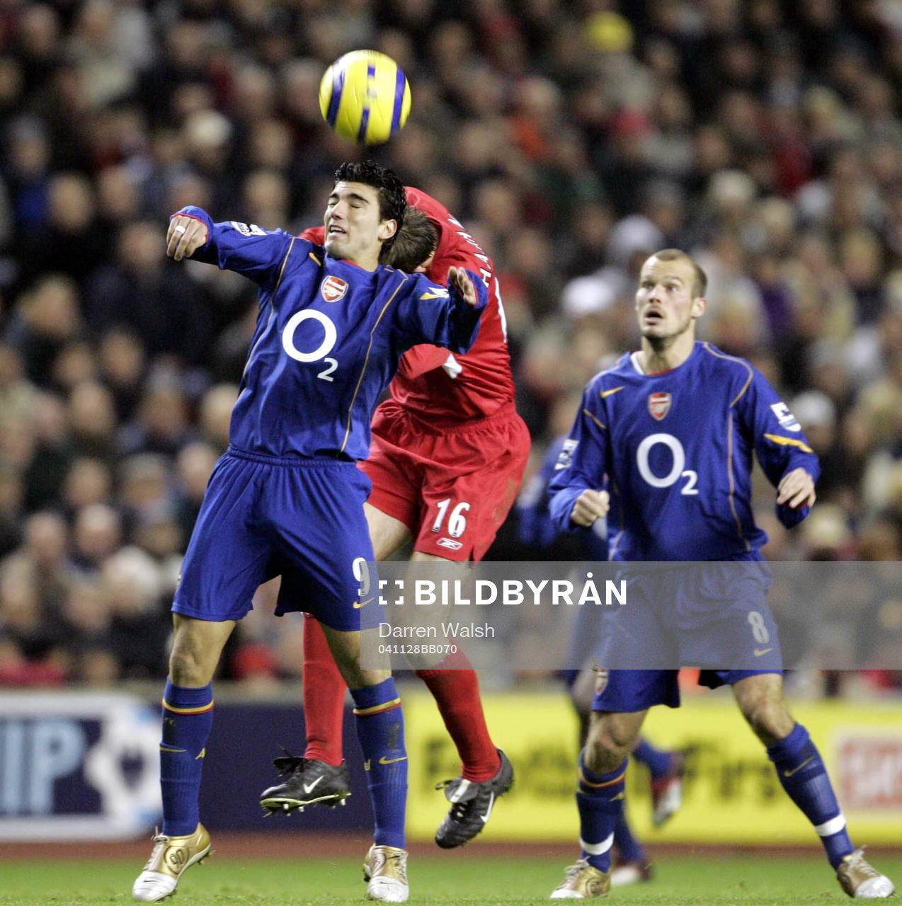 Jose Reyes, Arsenal in action, Fredrik Ljungberg strax bakom
