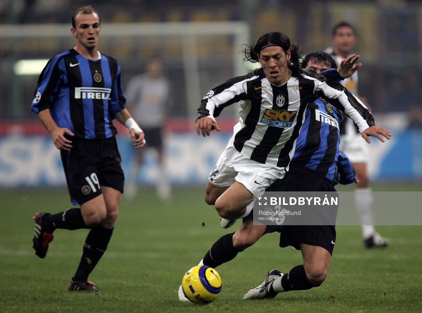 Mauro Camoranesi, Juventus fälls av Dejan Stankovic