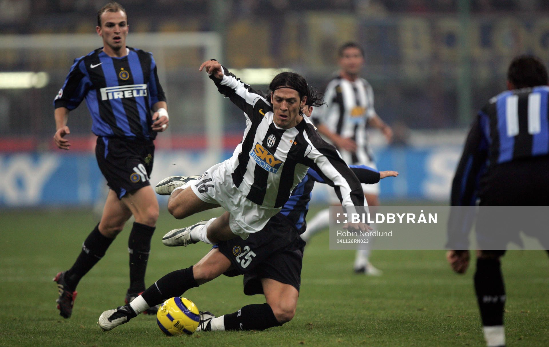 Mauro Camoranesi, Juventus fälls av Dejan Stankovic