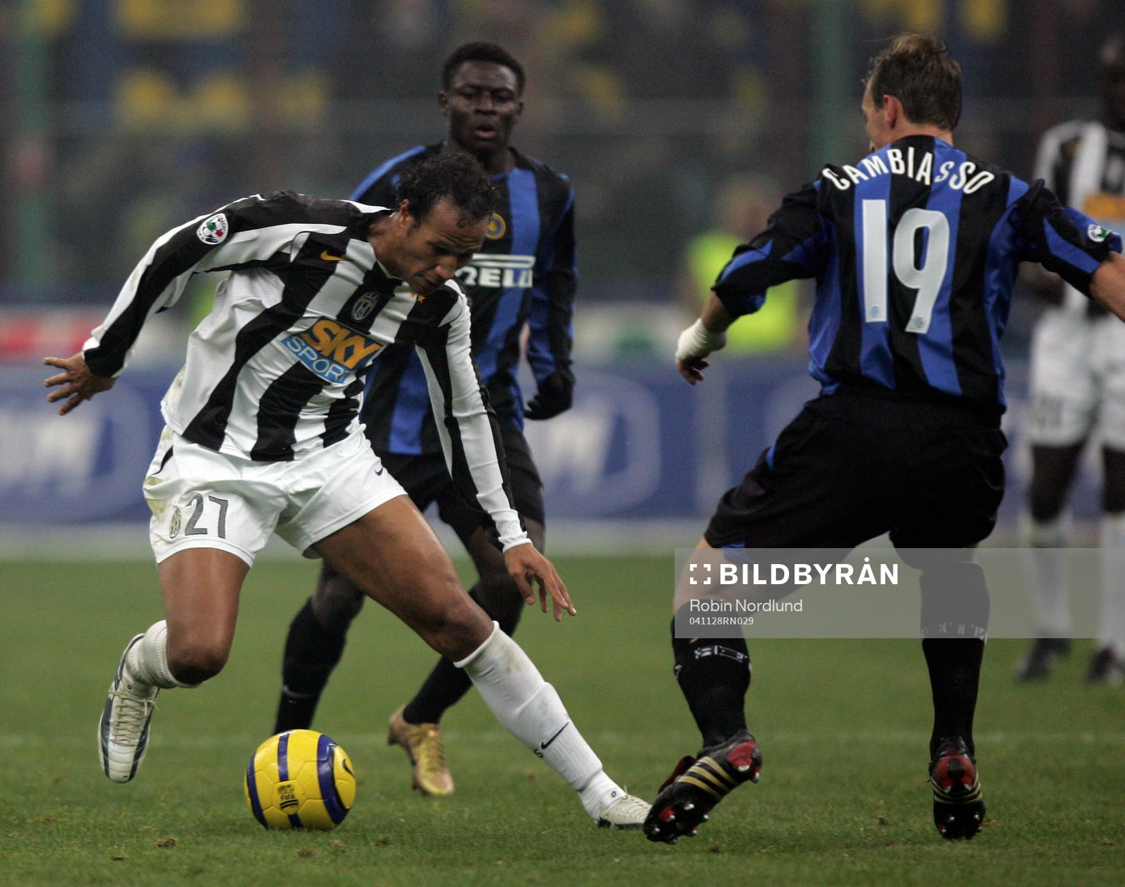  Jonathan Zebina, Juventus och Esteban Cambiasso, Inter.