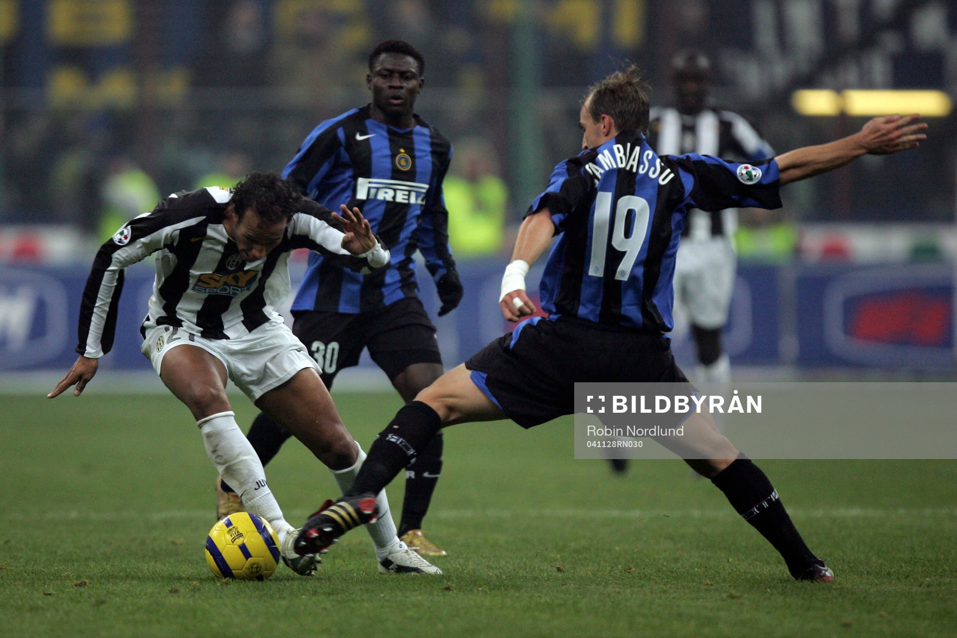  Jonathan Zebina, Juventus mot Esteban Cambiasso och Obafemi Martins, Inter.