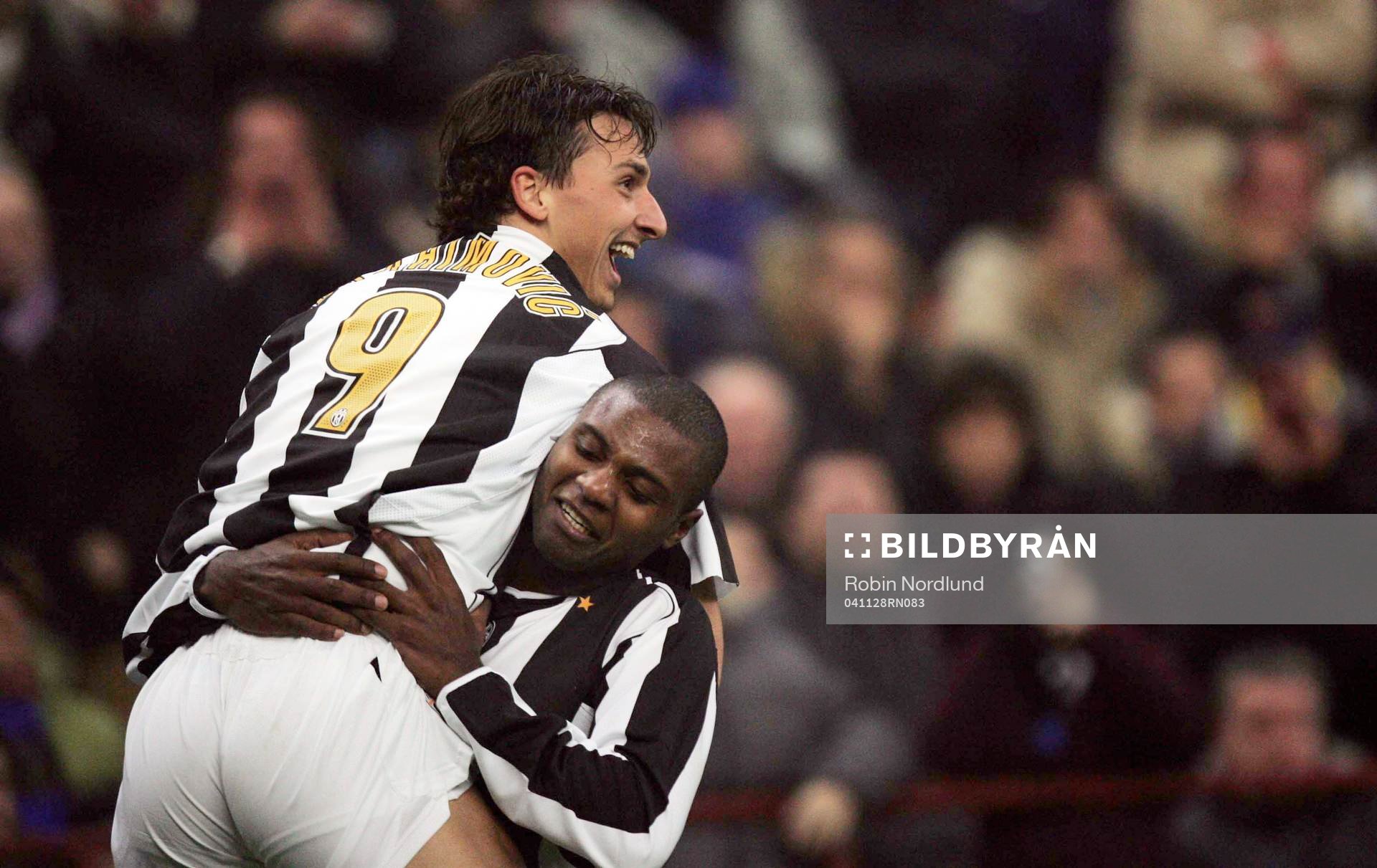 Zlatan Ibrahimovic jublar med 1-0 målskytten. Jubel