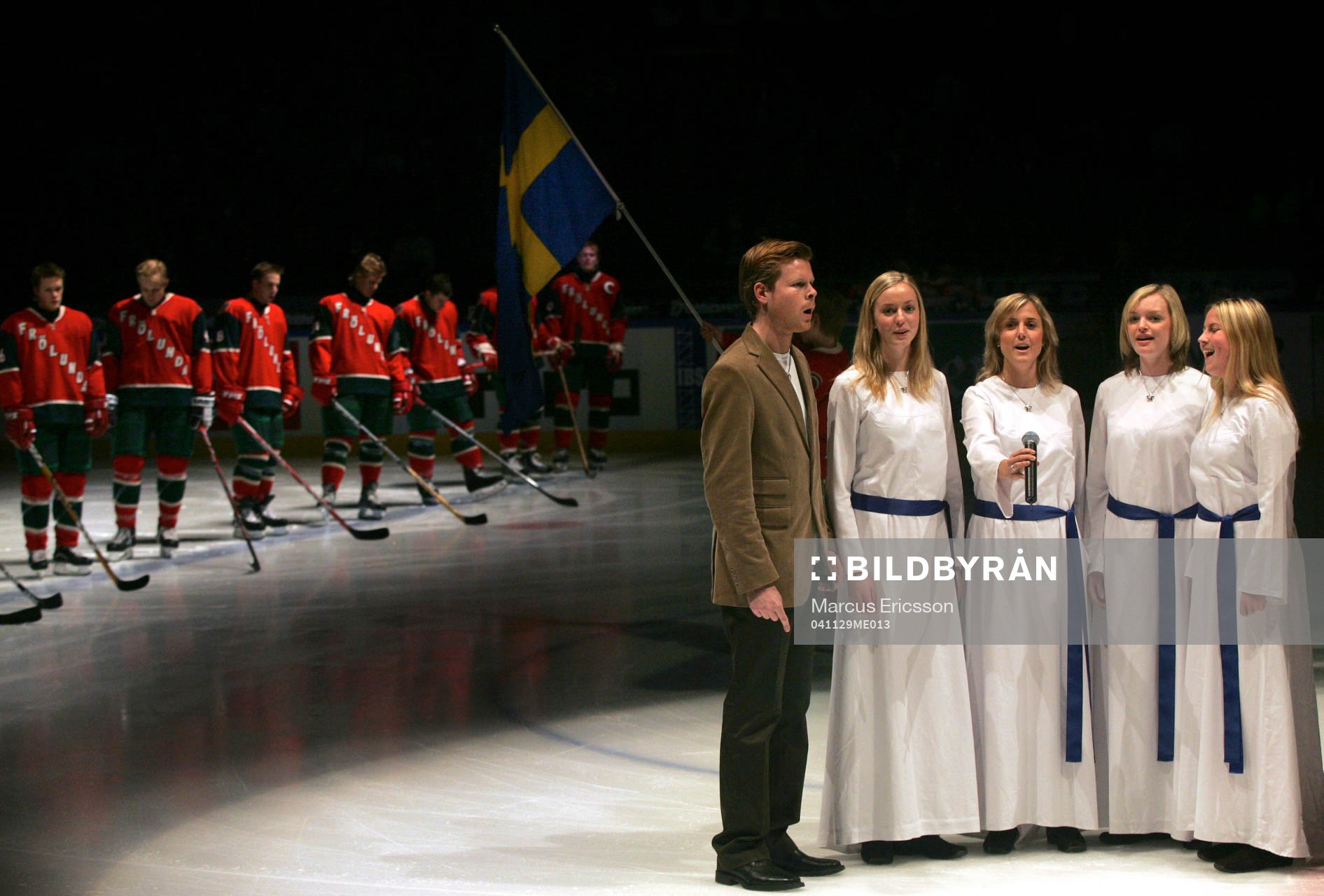 Lucia sjön nationalsången innan matchen