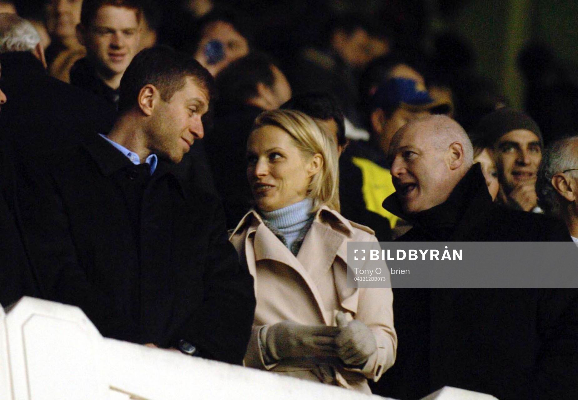 Chelseas ägare Roman Abramovich med frun Irina och Peter
