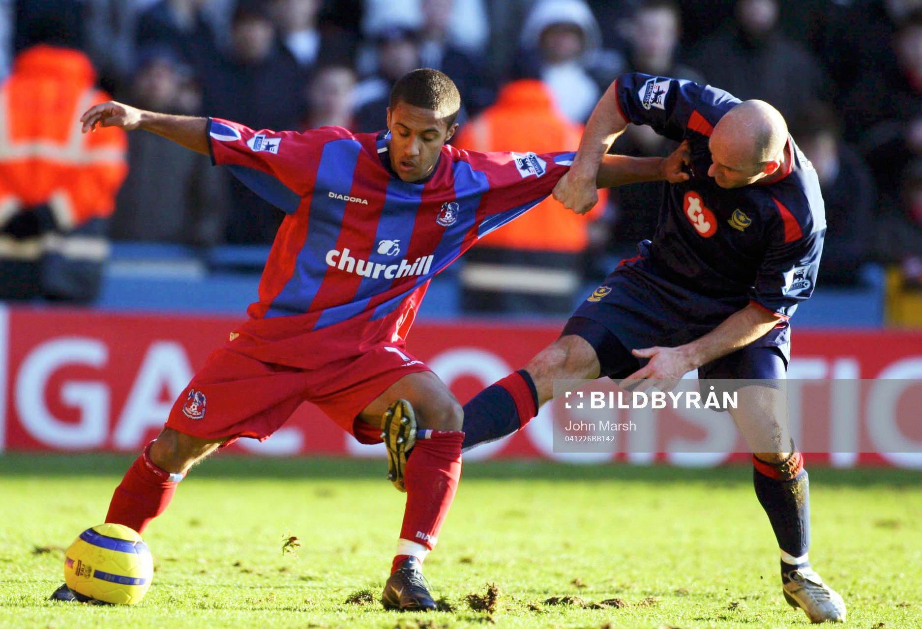   Wayne Routledge, Crystal Palace och  Steve Stone, Portsmouth, i duell.
