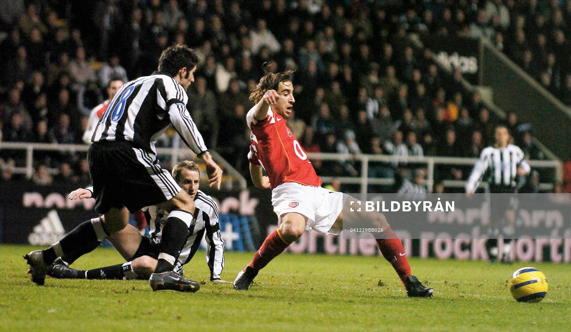 Newcastle - Arsenal: Aaron Hughes, Lee Bowyer, Newcastle