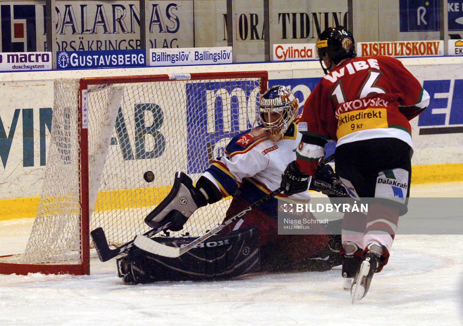 Rastislav Pavlikovsky överlistar Björn Bjurling, målvakt