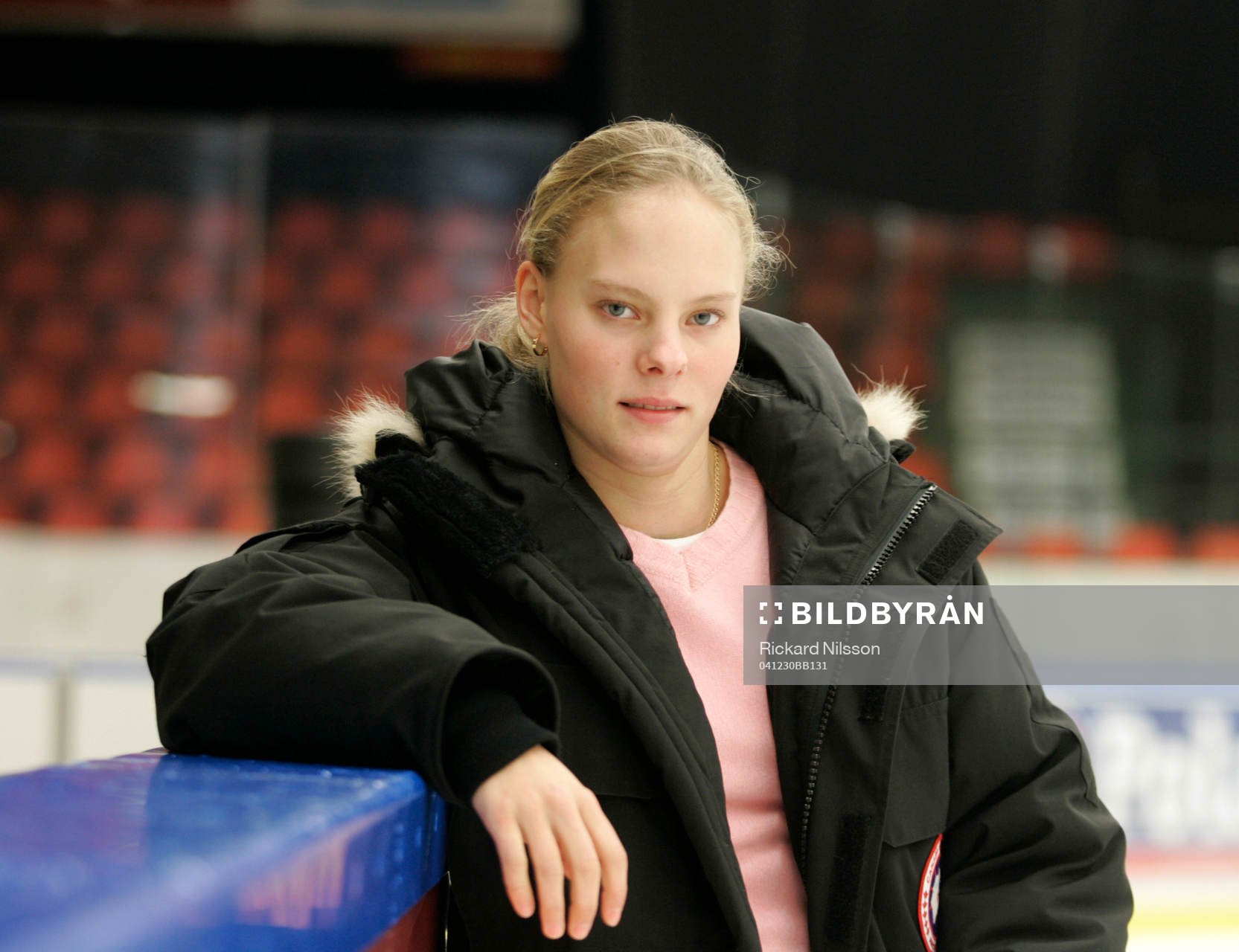Katarina Timglas, Sveriges första kvinnliga hockey-proffs