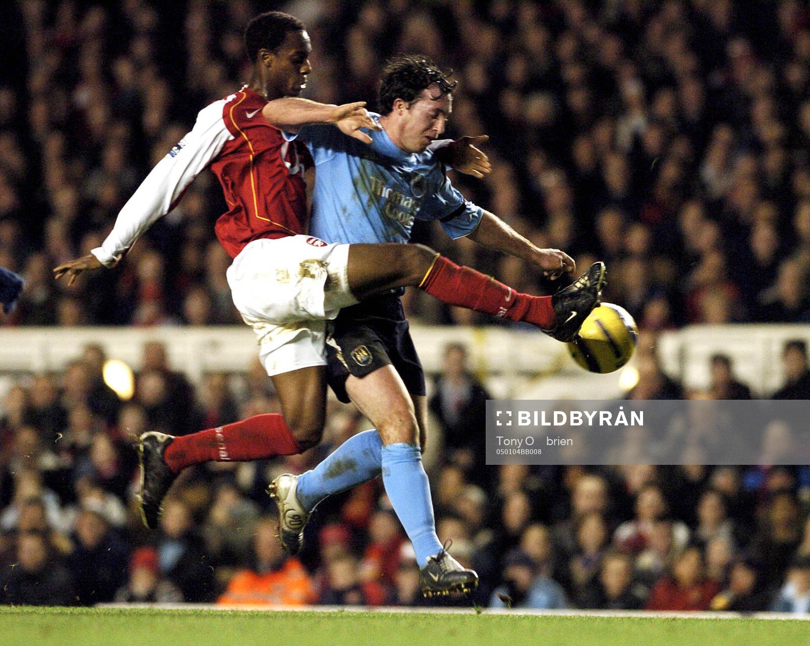 Arsenals Kolo Toure mot Man Citys Robbie Fowler