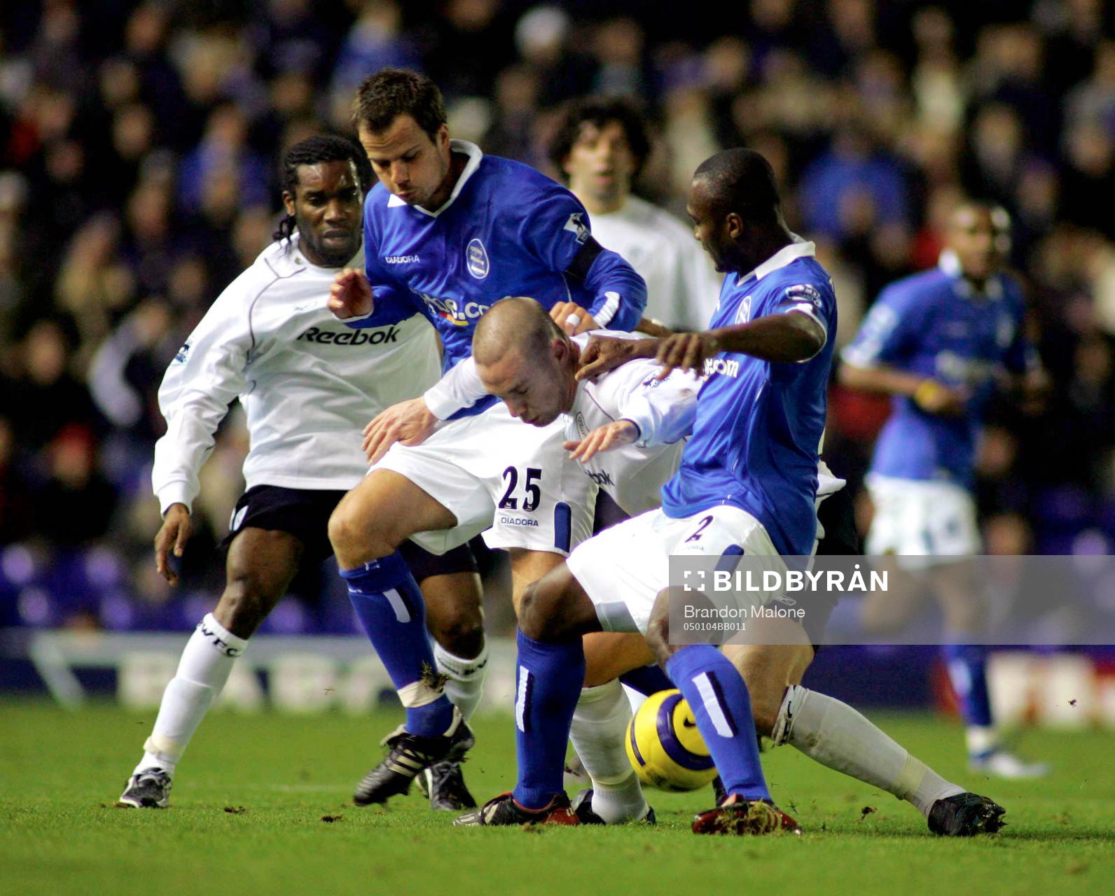 Birminghams Olivier Tebily och Stephen Clemence i närkamp