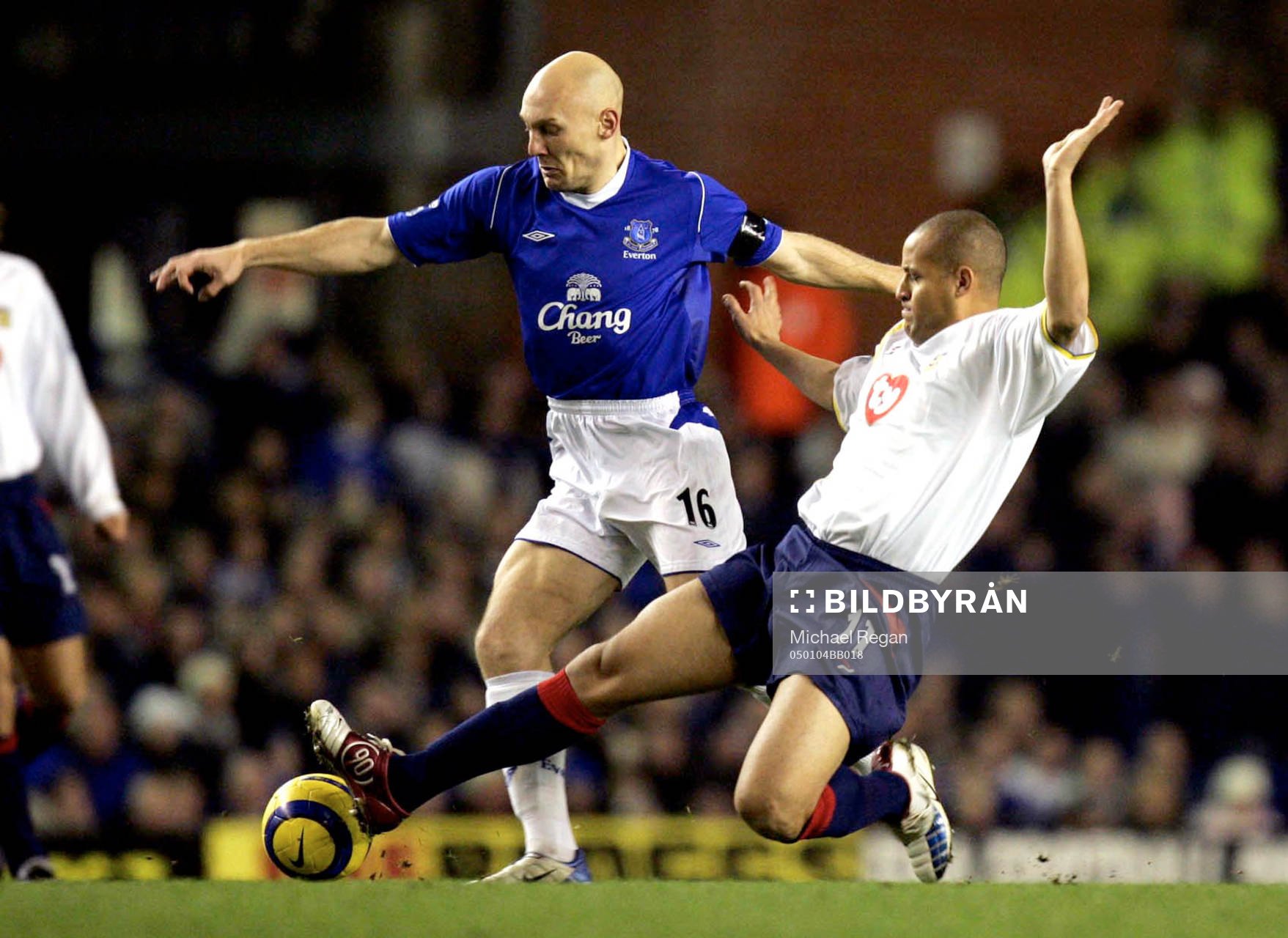  Evertons Thomas Gravesen mot Portsmouths Nigel Quashie.