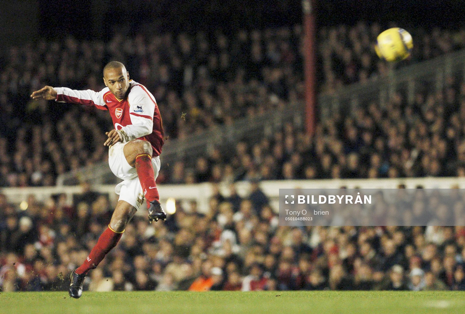 Thierry Henry skjuter
