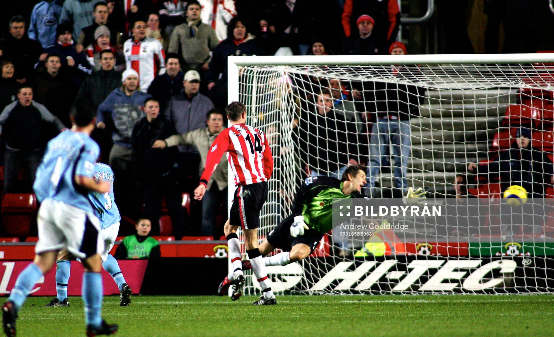 Edwin Van Der Sar, målvakt, Fulham ser desperat på när