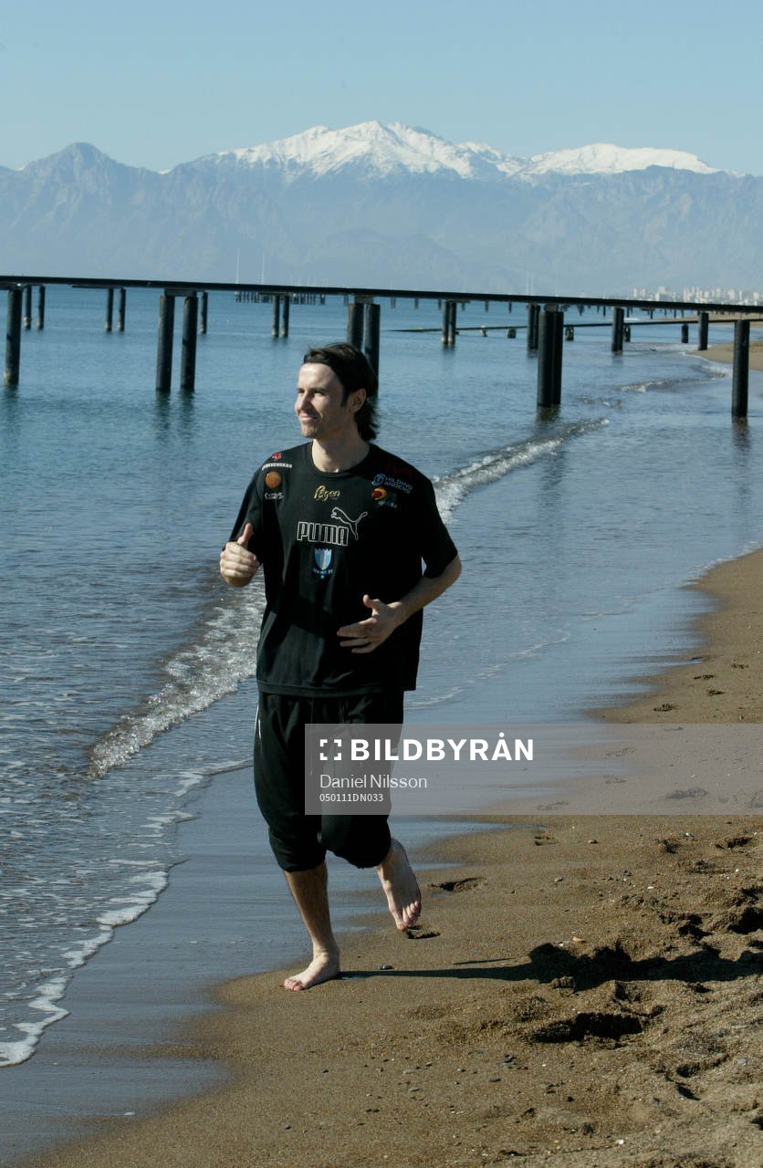 Yksel Osmanovski joggar på stranden