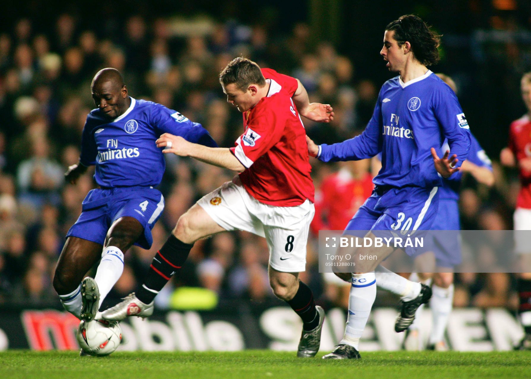  Manchester Uniteds Wayne Rooney i närkamp med  Claude Makelele och Tiago, Chelsea.