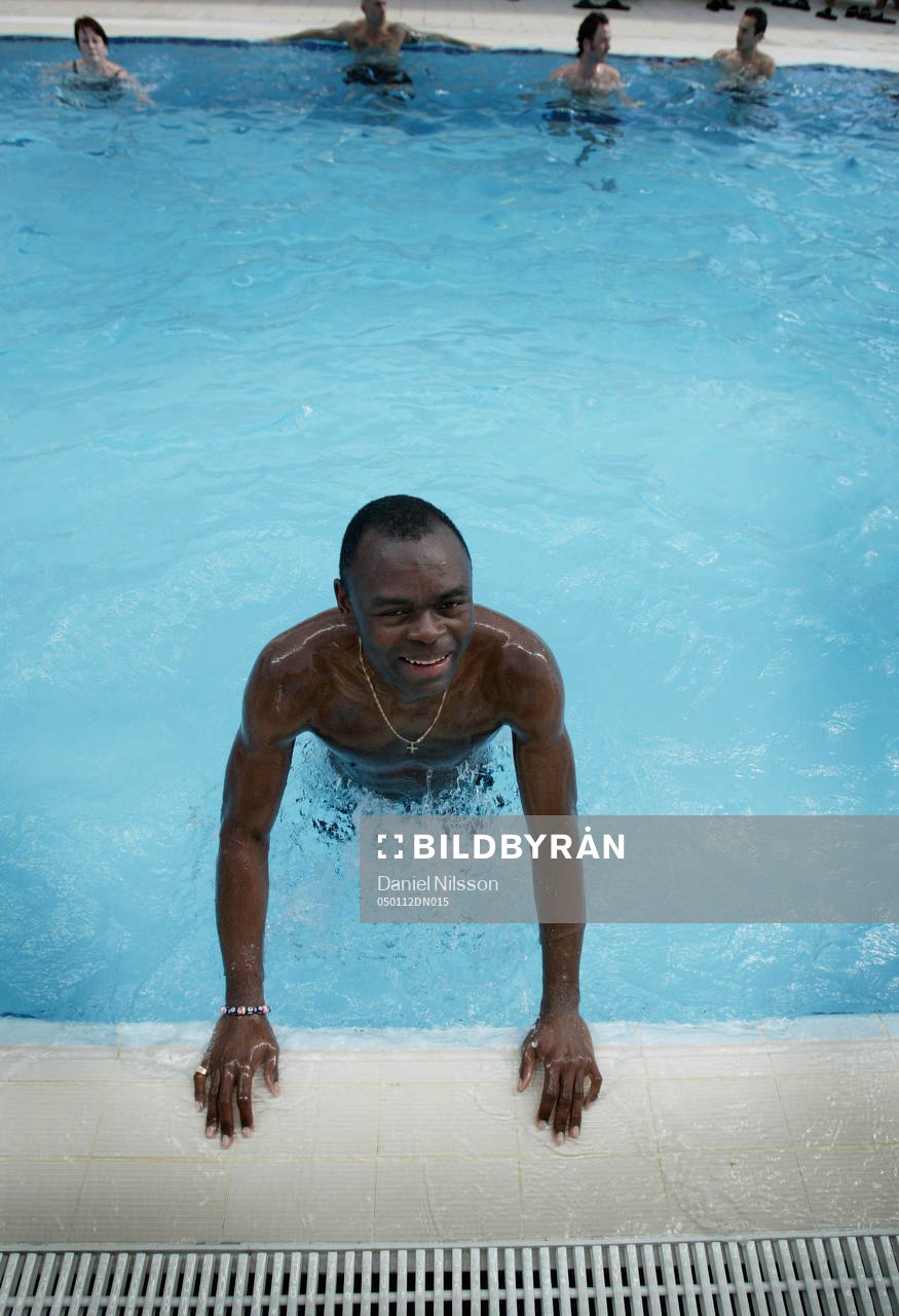 Rehabträning i poolen.  Joseph Elanga