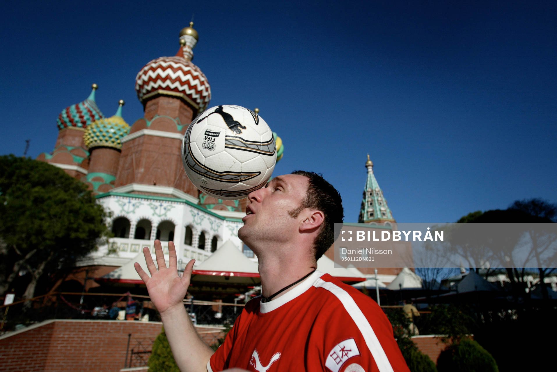 Niklas Skoog lattjar med en boll utanför Hotell Kremlin