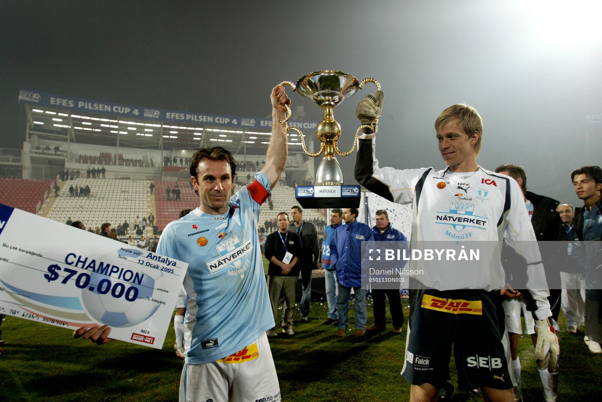 Fotboll, Malmö - Spartak Moskva. Malmö FF spelar final i Efes Pilsen Cup i Turkiet. Bilden: Malmö FF vann hela turneringen och jublar på podiet. Hasse Mattisson o Mattias Asper jublar.