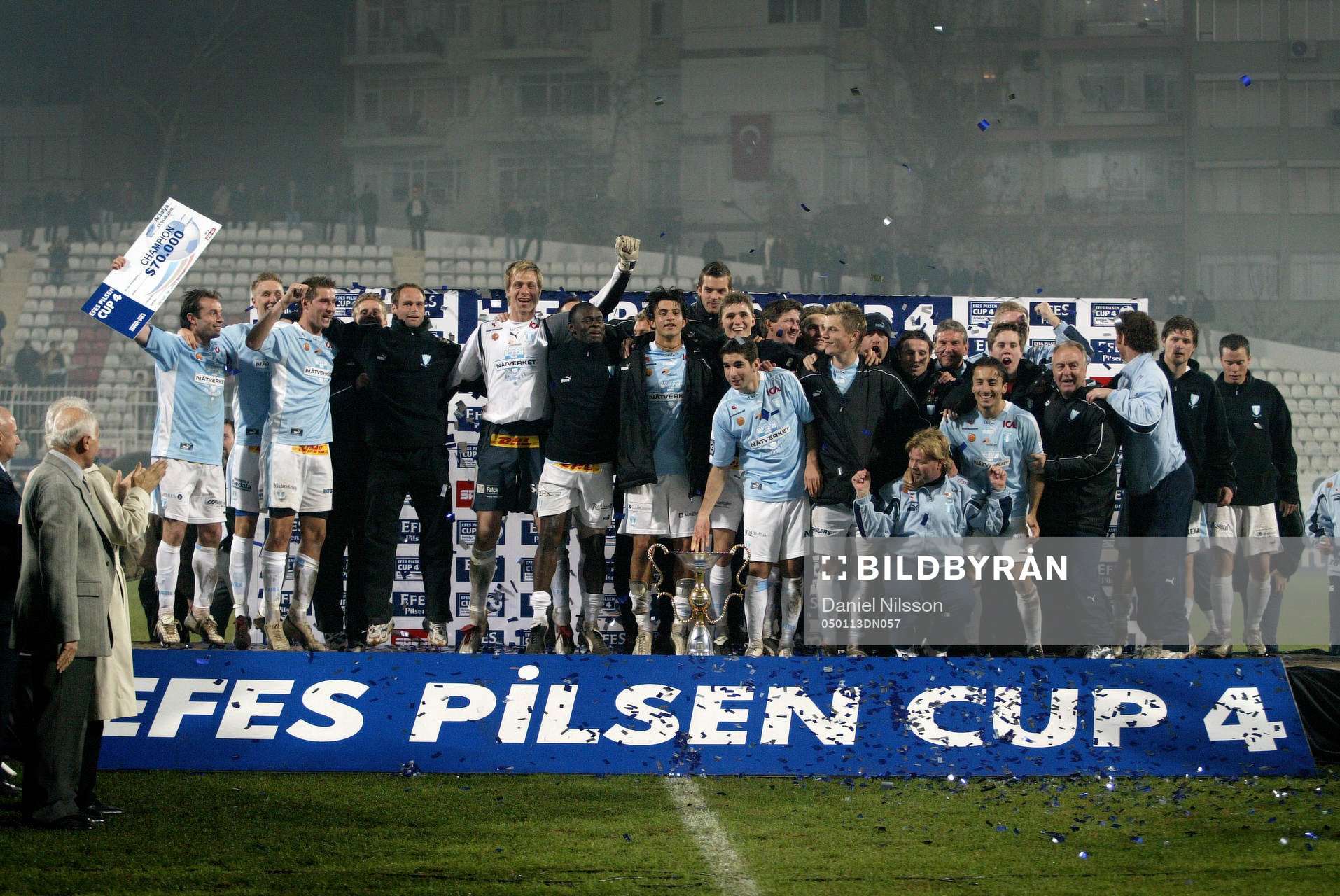 Malmö FF vann hela turneringen och jublar på podiet