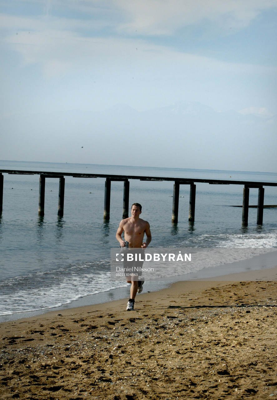 Daniel Andersson joggar på stranden