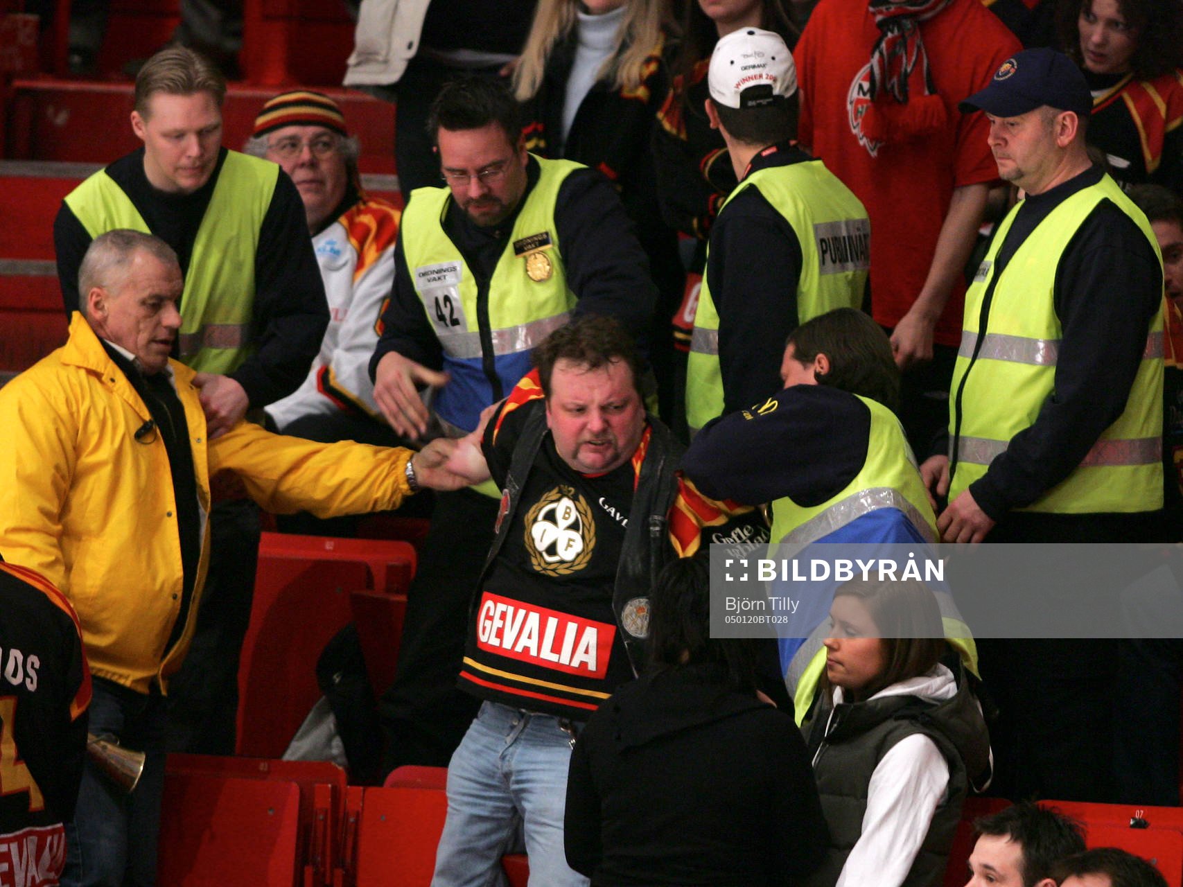 En Brynäs suporter tas om hand av vakterna på läktaren