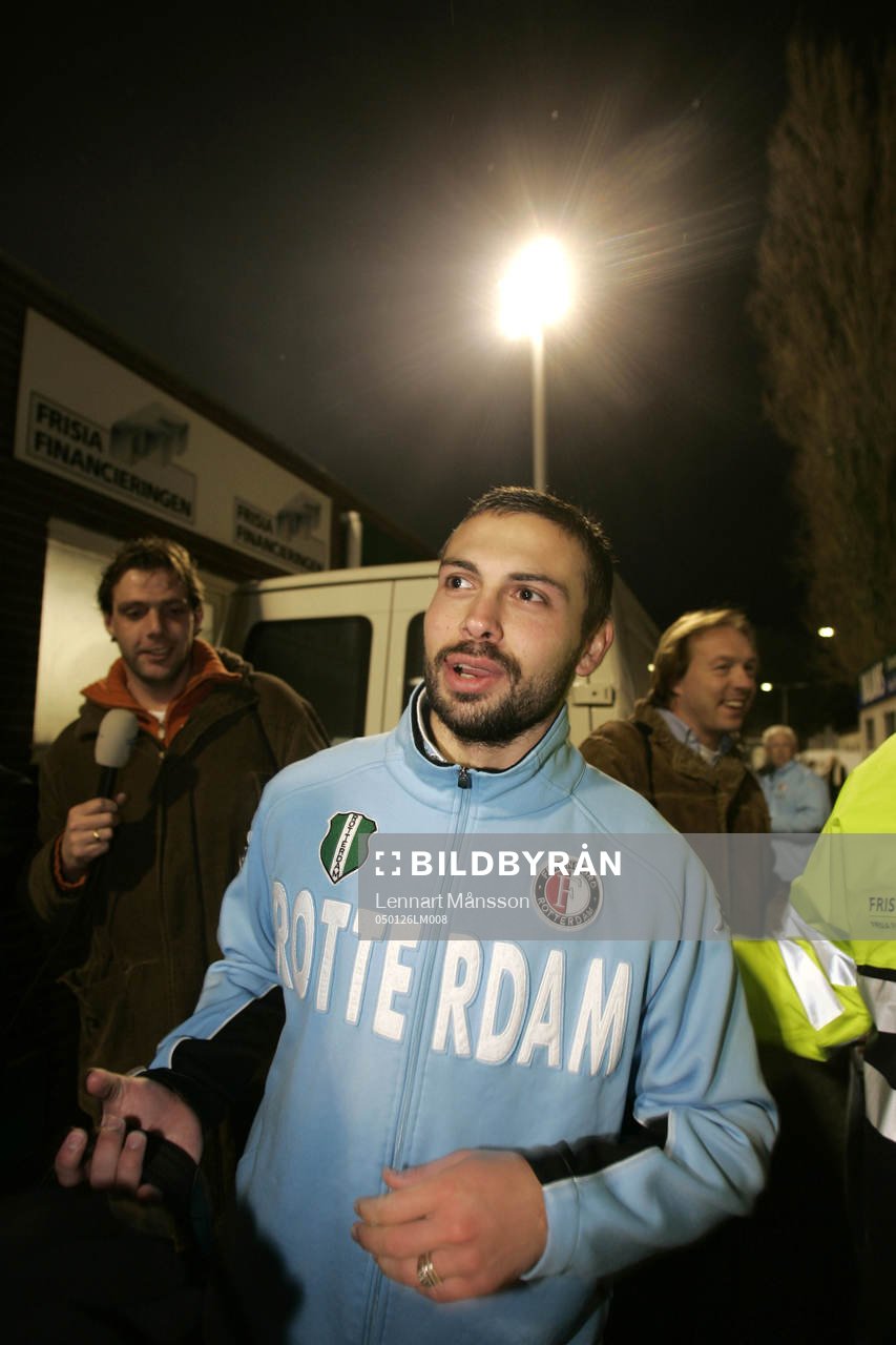 Alexander Östlund knockas av en galen Barry van Galén,
