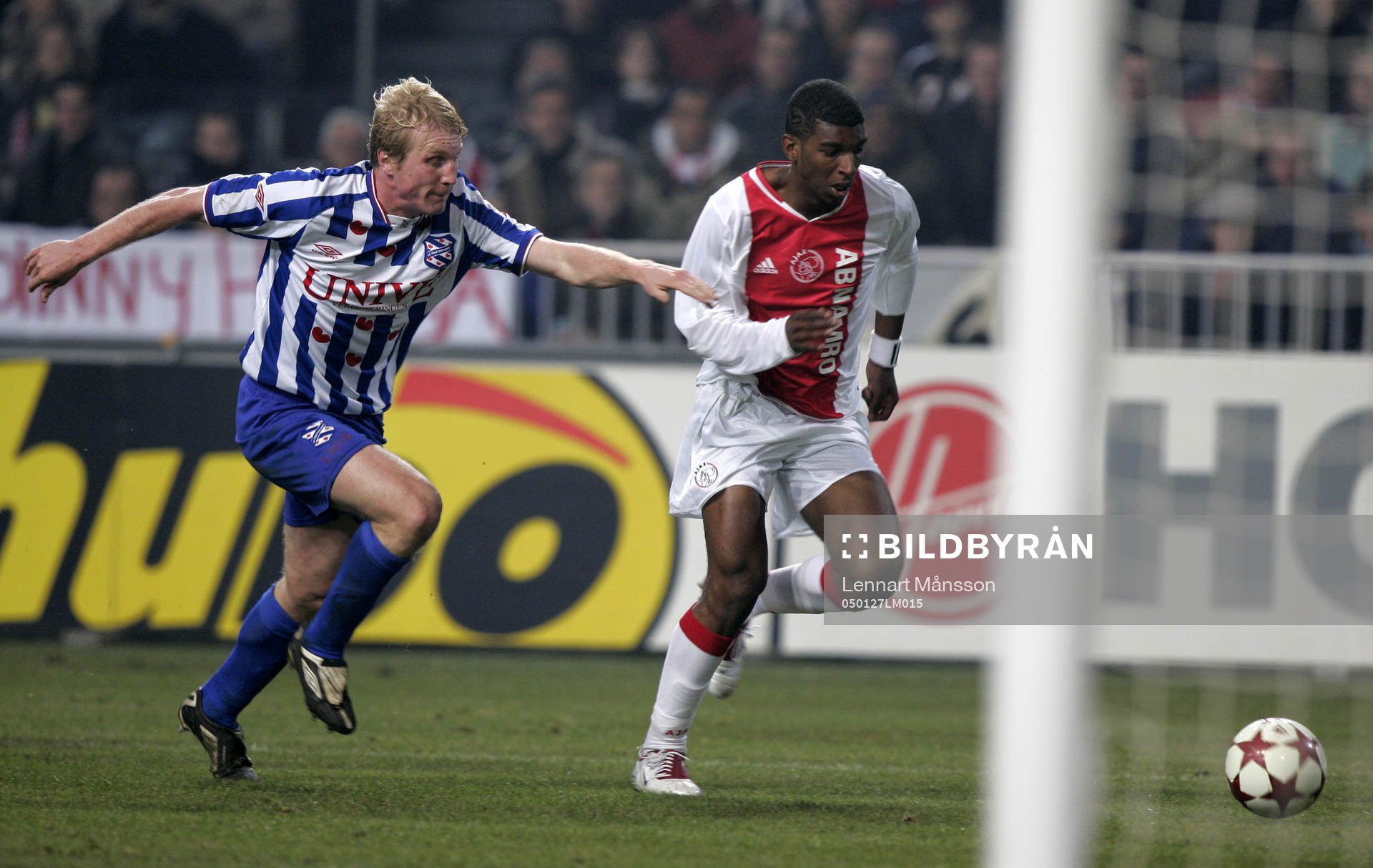 Petter Hansson försöker stoppa Ryan Babel