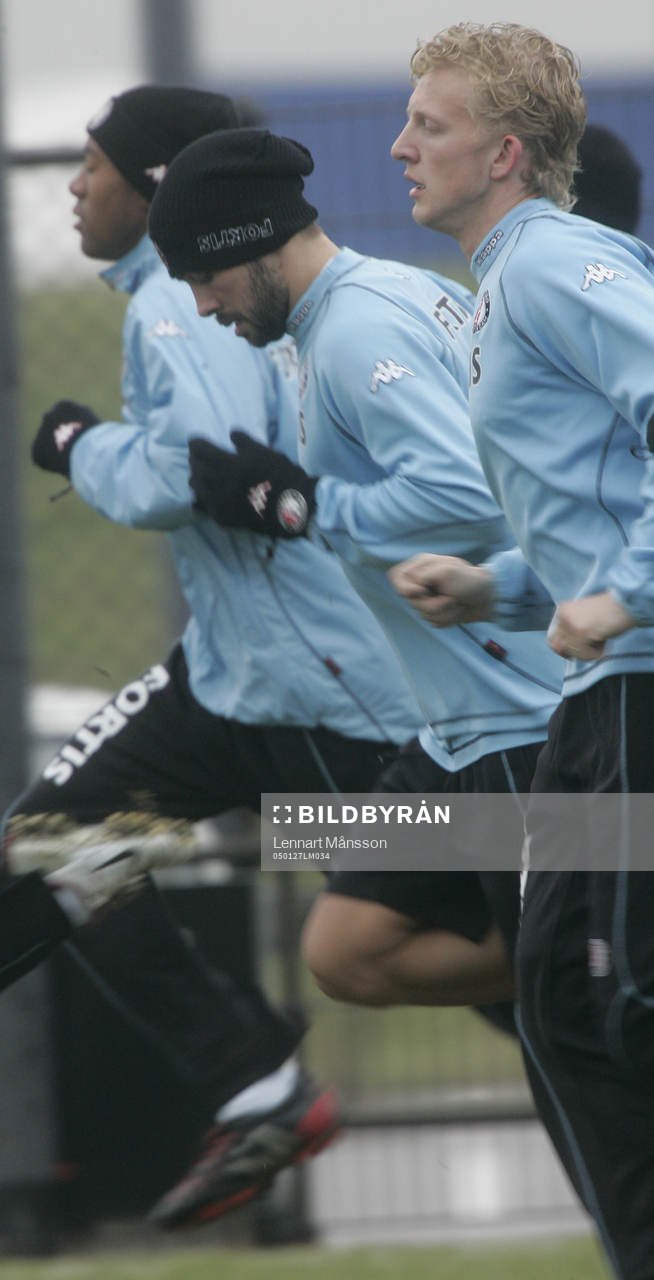 Alexander Östlund och onsdagens 2-målsskytt Dirk Kuyt