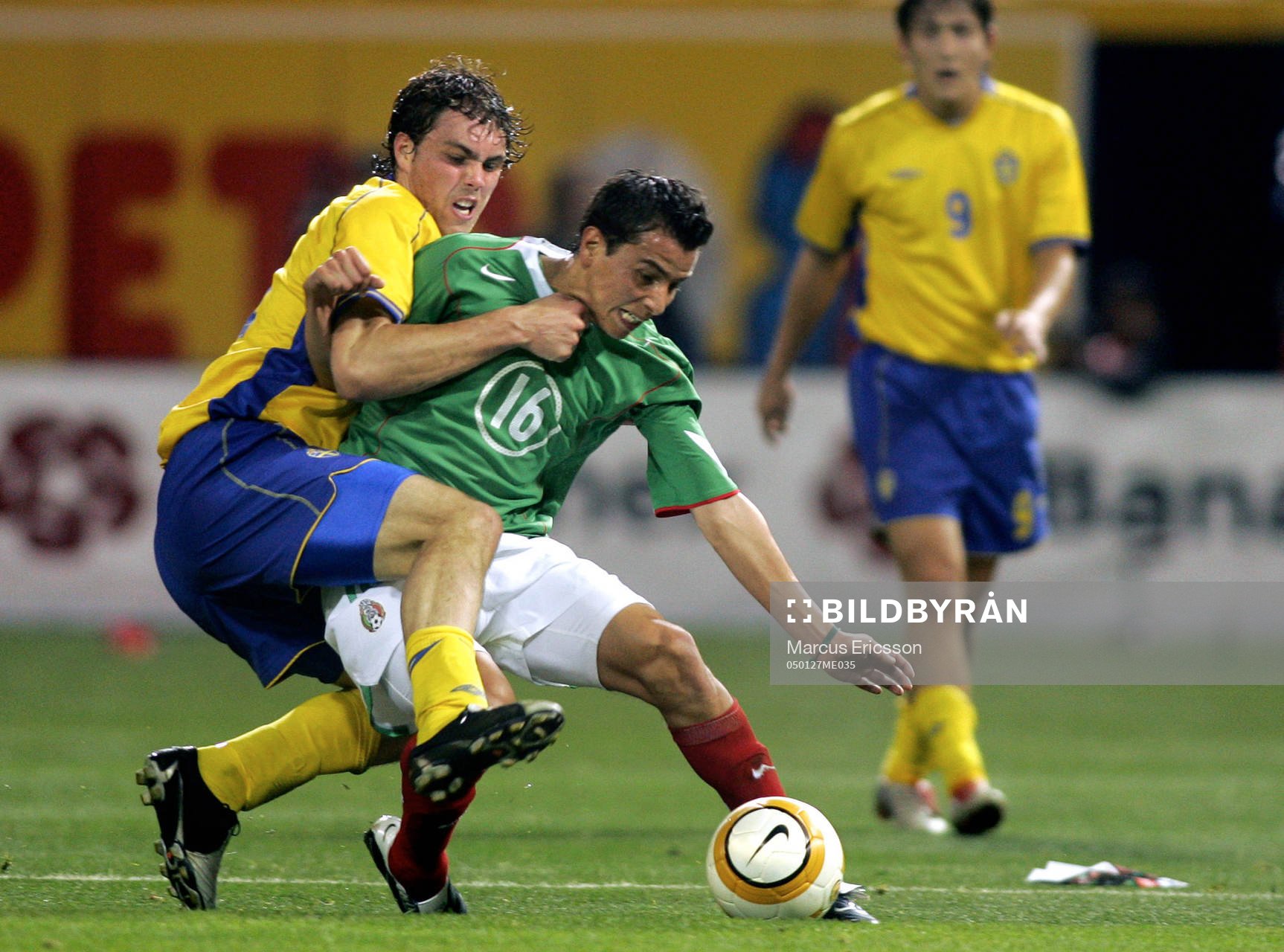 Johan Elmander, Sverige och Mario Mendez, Mexico