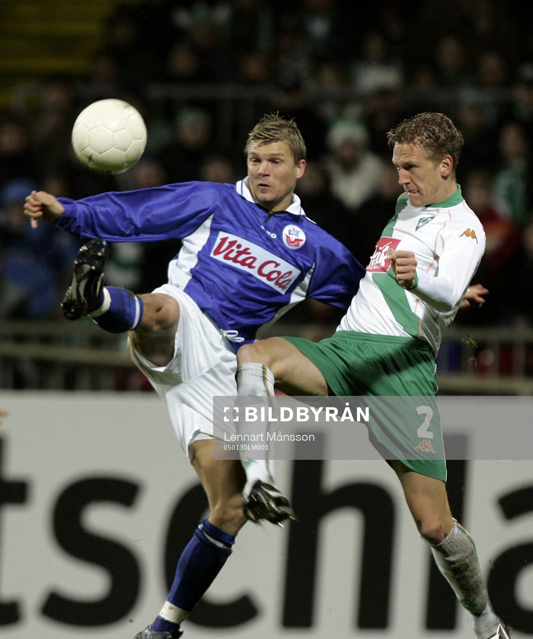   Marcus Allbäck hinner före Bremens Frank Fahrenhorst.