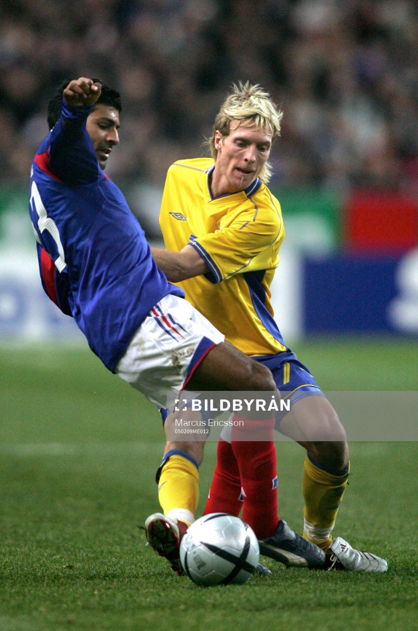 Fotboll, Vänskapsmatch, Frankrike - Sverige:  Christian Wilhelmsson, sverige och Vikash Dhorasoo, Frankrike