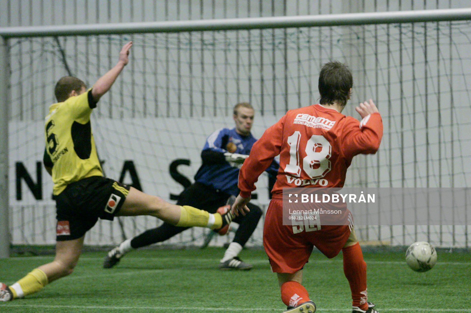 Fotboll, inomhus-SM i Jönköping : IFK Hässleholm - Skövde, Skövde gör ett av målen, Andreas Nilsson  och keepern Stefan Paulsson kan ej förhindra.