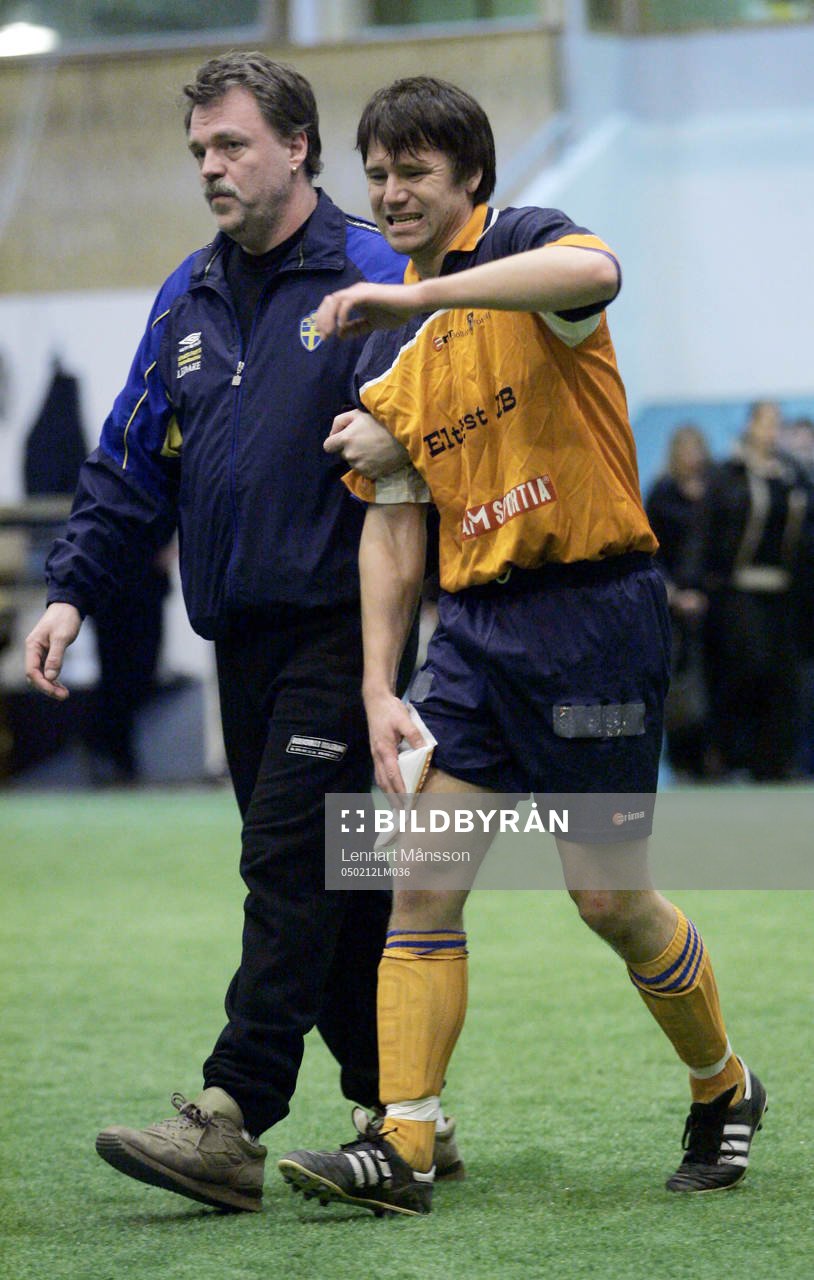 Lund - Bollnäs, en av Bollnäs spelare hjälps ut skadad